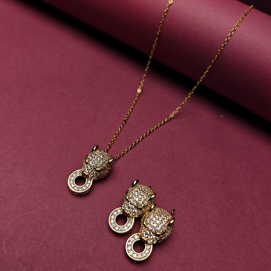 Radiant Look Pendant Necklace Set