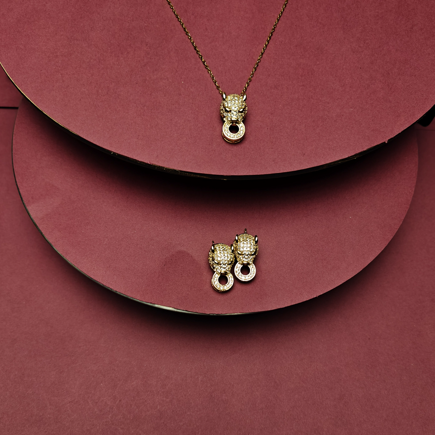 Radiant Look Pendant Necklace Set