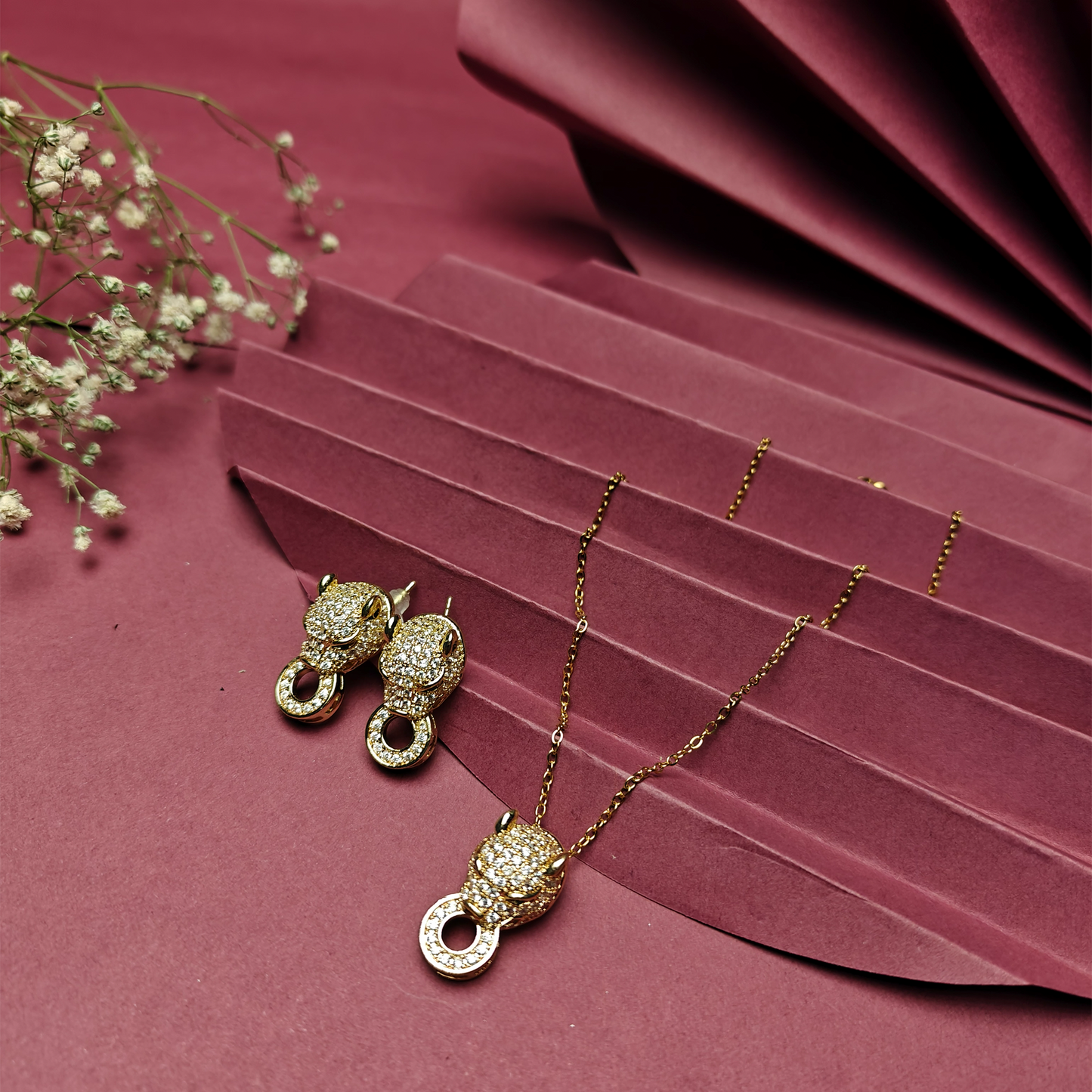 Radiant Look Pendant Necklace Set