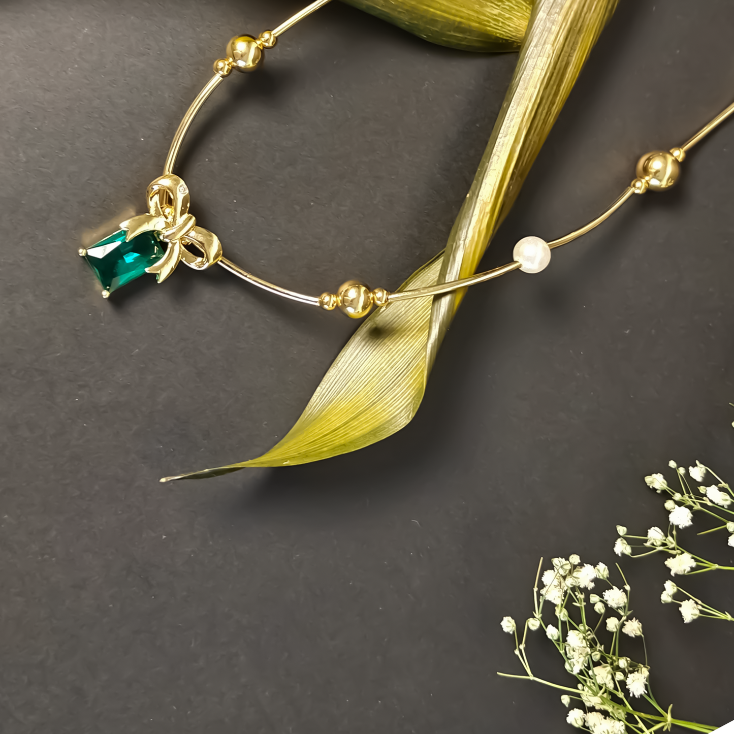 Emerald Green Pendant and Pearl Accents – Bow Design